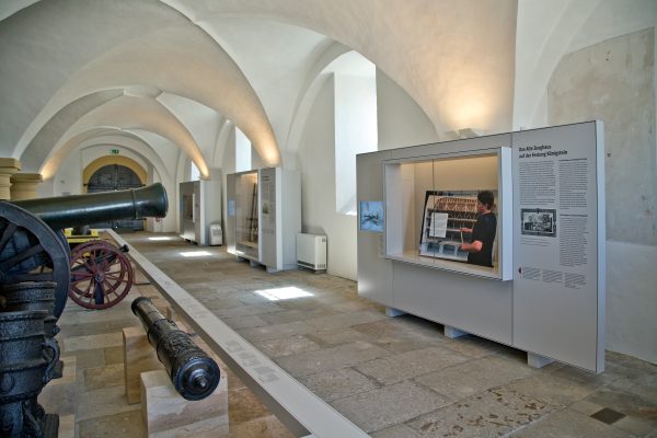 Vitrinen und historische Waffen in der Ausstellung im Alten Zeughaus auf der Festung Königstein.