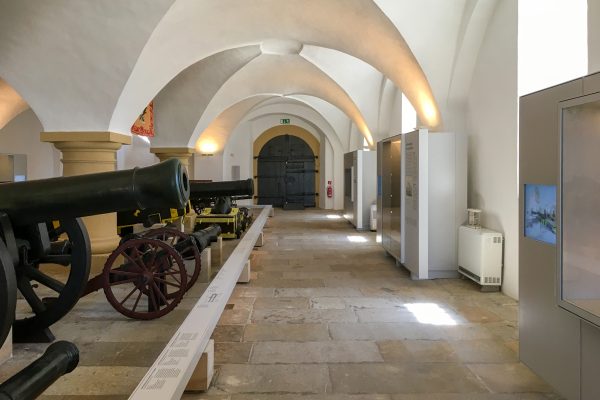 Vitrinen und historische Waffen in der Ausstellung im Alten Zeughaus auf der Festung Königstein.