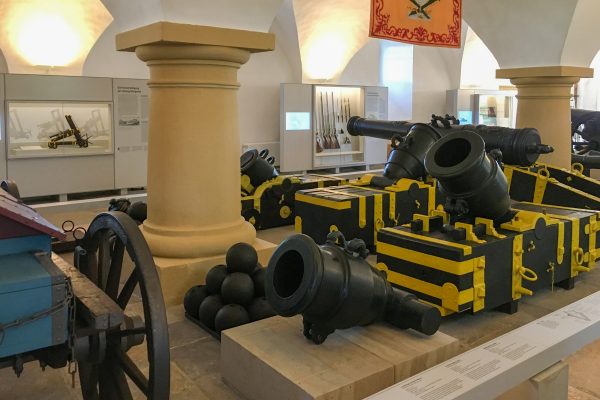 Historische Waffen und Kanonen in der Ausstellung im Alten Zeughaus auf der Festung Königstein.