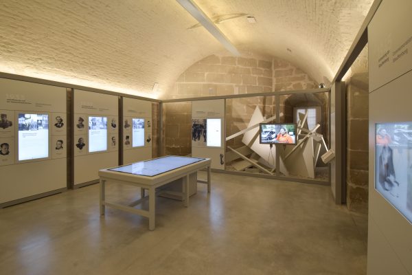 Medienstationen und Kunstinstallation aus Trümmern im Ausstellungsraum.